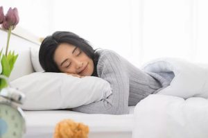 Manakah yang Lebih Baik, Tidur dengan Bantal Atau Tanpa Bantal?