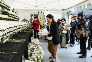 Lupa Tragedi Kanjuruhan Puan dan Megawati Beri Penghormatan Tragedi Itaewon