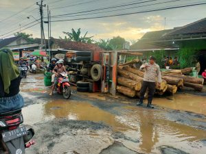 Jalan Berlubang Dan Berlumpur Sebabkan Truk Muatan Kayu Jati Oleng Di Jalan Umum Tlogowungu – Pati
