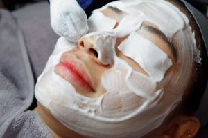 Dermies Max Aesthetic Clinic memberikan inovasi facial triple deep cleansing untuk kulit wajah kinclong