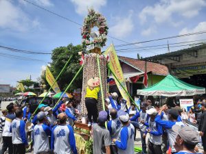 Perayaan Meron menjadi kebanggaan warga sukolilo untuk menyabut kelahiran Nabi Muhammad SAW.