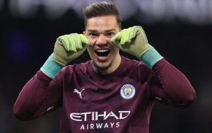 Tingkah Ederson Moraes Serasa Ejek Fans Arsenal, Gaya Kucek Mata Tertangkap Kamera