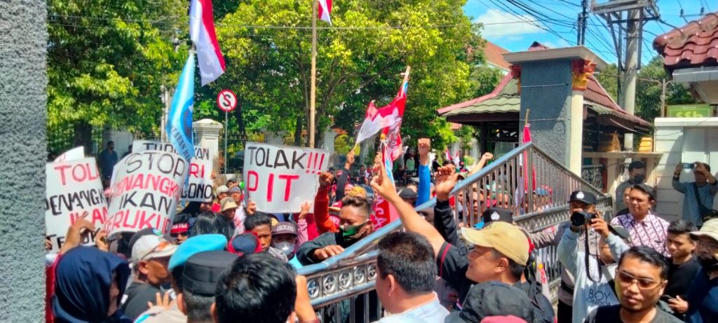 Kenaikan PNBP 10%, Ribuan Nelayan Menggeruduk Kantor Bupati Dan DPRI