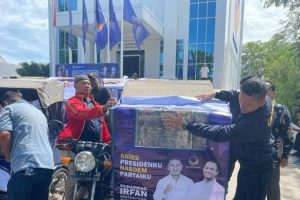 Pemuda NasDem Aceh bagikan tenda berposter Anies ke tukang becak