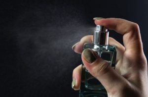 Apakah kulit usai disemprot parfum sebuah kekeliruan?