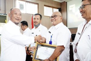 Tingkatkan Pelayanan, PJ Bupati Berikan Penghargaan, Sejumlah OPD dan Sekolahan.