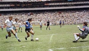 Bola legendaris Tangan Tuhan Maradona  saat Argentina vs Inggris  di lelang