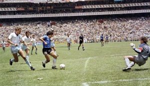 Bola legendaris Tangan Tuhan Maradona saat Argentina vs Inggris di lelang