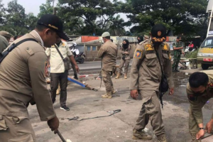 Satpol PP Bekasi bongkar bangunan liar di area taman