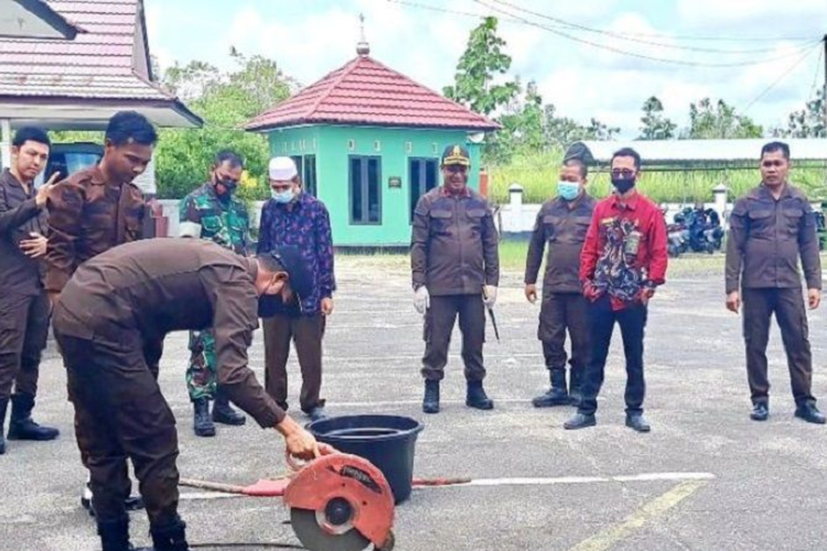 Kejari Gunung Mas musnahkan narkotika dan senjata tajam