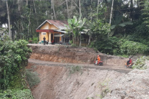 Jalan Padang Pariaman-Agam kembali dapat dilewati setelah terputus