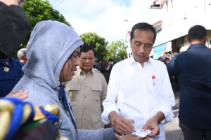 Presiden Joko Widodo dan Ibu Iriana kunjungi Pasar Langgur