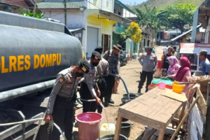 Polres Dompu salurkan air bersih ke masyarakat terdampak kekeringan