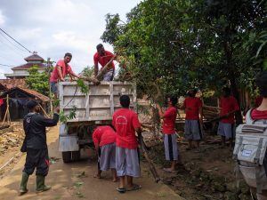 Terharu Penyandang Disabilitas Pati, Ikut Kerja Bakti Di Desa Terdampak Banjir Bandang.