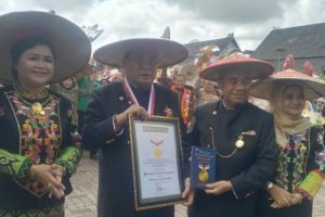 Masyarakat Kutai Barat raih rekor MURI gunakan topi khas daerah
