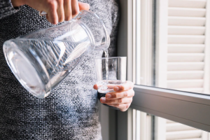 Ketahui 7 Manfaat Minum Air Putih saat Perut Kosong bagi Kesehatan