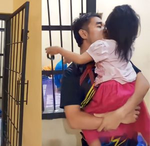 Buat Anak Rileks dan Tak Gampang Stres, Ini 10 Manfaat Memberikan Pelukan pada Anak Setiap Hari
