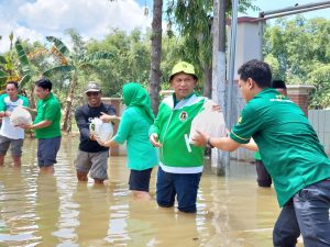 Salurkan Bantuan Bencana Banjir Partai PPP sasar ke Kecamatan Gabus.