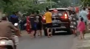 Video Viral Xpander Hitam di Jombang Sebar Uang di Jalan
