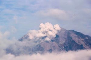 Gunung Semeru erupsi Status menjadi level Awas