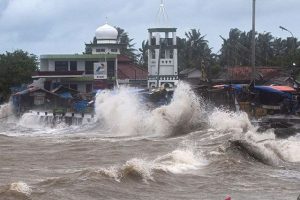 Gelombang tinggi membayangi wilayah perairan Indonesia