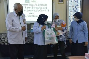 Pemkab Sleman Bersama Baznas Bagikan Ratusan Paket Sembako