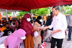 Presiden Jokowi tinjau penyaluran bansos di Maluku Tenggara