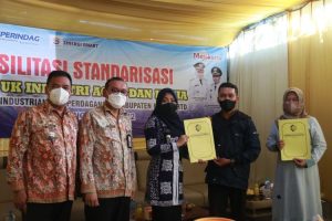 Pemkab Mojokerto serahkan sertifikat merek dagang kepada 60 IKM