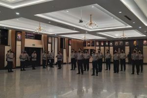 Sebanyak 13 anggota Polri naik pangkat setingkat lebih tinggi