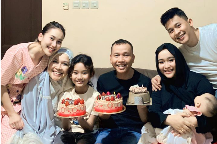 Ayu Ting Ting Unggah Foto Tengah Rayakan Ulang Tahun Ayah Rozak Bersama Keluarga