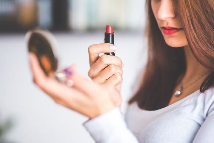 Tips Memilih Lipstik yang Sesuai dengan Jenis Kulit Anda