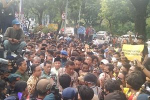 Anies temui pengunjuk rasa di hari terakhir berkantor di Balai Kota