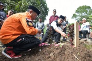 Ridwan Kamil iringi pemakaman anak korban gempa Cianjur