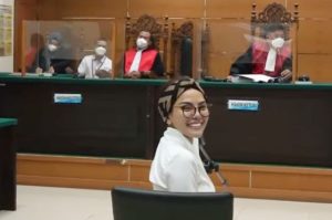 Senyum dan Mobil Tahanan menjadi sorotan saat Sidang perdana Nikita Mirzani