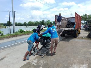 Selain Membantu, Ojek Truk Menjadi Jalan Terakhir Untuk Dapat Menyeberang