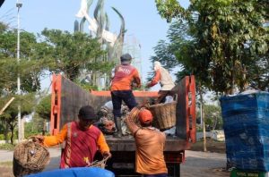 Kerja bakti bersama bersihkan saluran air digelar serentak di Surabaya