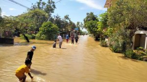 Hujan Deras Tadi Malam, Lumpuhkan Jalan Utama Jakenan Arah Winong.