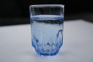 Jangan Lupakan Banyak Minum Air Mineral Saat Berpuasa Untuk Cegah Sakit Tenggorokan