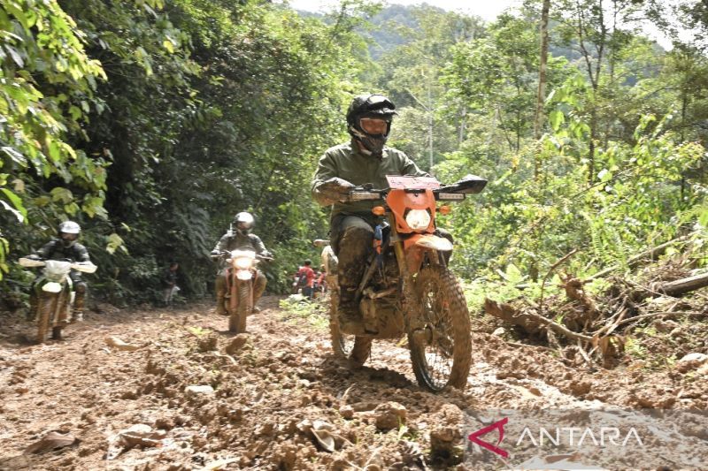 Pemabanguan jalan Penghubung Kabupaten Pesisir ke Alahan Panjang Tuntas di tahun 2023