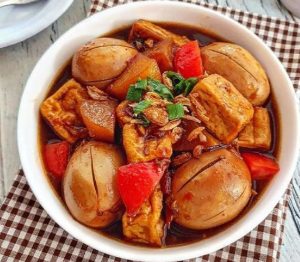 Bingung Bikin Lauk Apa Besok? Buat Semur Tahu Telur Saja Yuk