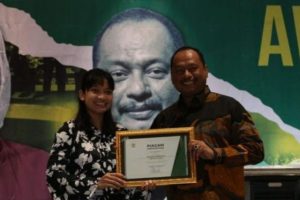 KONI  berikan Riau Ega dan Alisya Mellynar atlet terbaik Jatim Award 2022