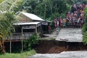 Hujan, jembatan menuju wisata di Lombok Timur putus tergerus longsor
