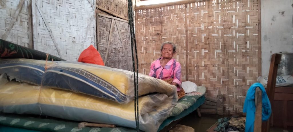 Hidup Sebatang Kara,Seorang Ibu Lansia Memilih Tinggal Di Rumahnya Sendiri