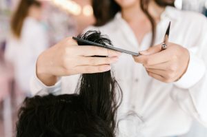 Tidak Perlu Repot-Repot ke Salon, Ini Tips Potong Rambut Sendiri Saat Di Rumah