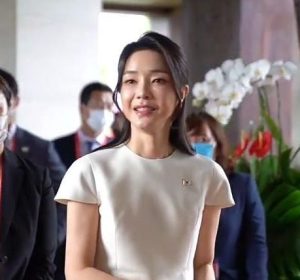 Wajah cantik Istri Presiden Korea Selatan Yoon Sok Yeol di KTT G20 menjadi sorotan
