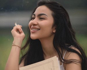 Ariel Tatum Unggah Foto Pertama di 2023 dengan Rokok di Tangan