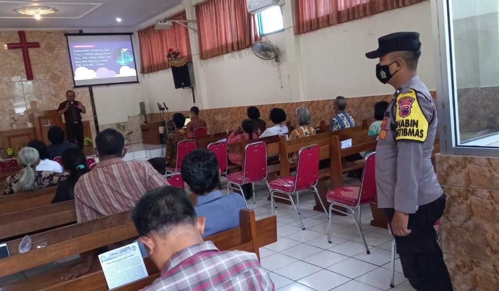 Polsek Karangtengah Laksanakan Pam Gereja Di Hari Minggu Pagi