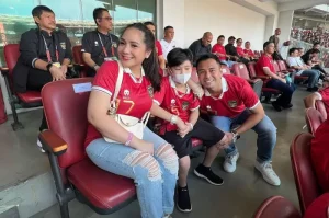 Pasangan Raffi Dan Nagita Nonton Pertandingan Timnas di GBK