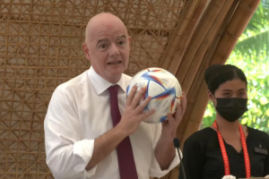 Presiden FIFA serahkan bola resmi Piala Dunia 2022 Qatar ke pemimpin KTT G20 di Bali
