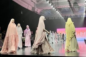 Cari tahu yuk cara pakai khimar untuk tubuh besar